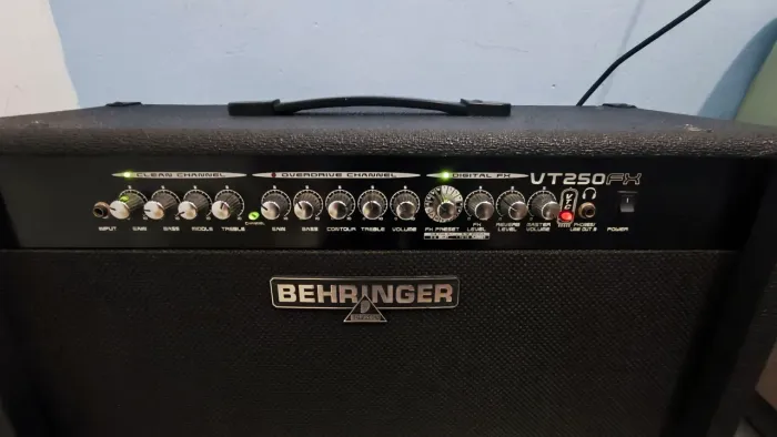 Amplificador de guitarra Behringer VT250FX