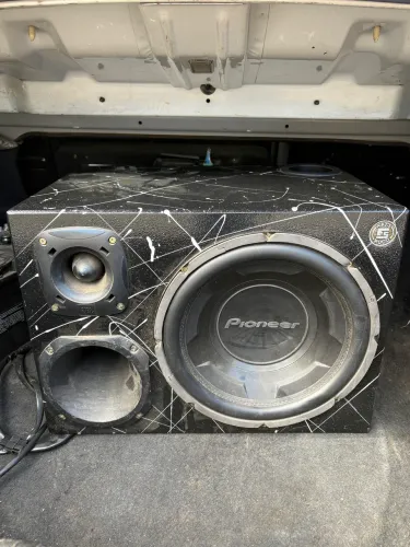 Caixa com pionner de 600rms em excelente estado.