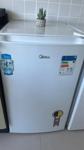 Frigobar Midea - prateleira de vidro
