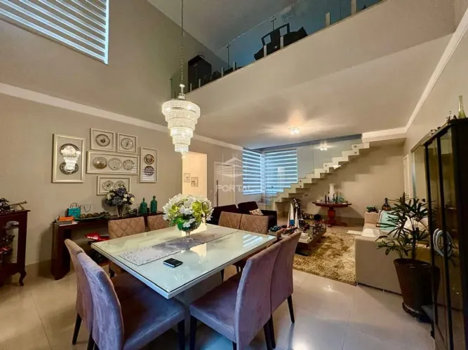 Casa com 3 suítes, sala de estar e jantar, mezanino, espaço gourmet c/ piscina