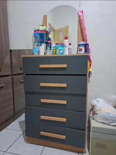 Cômoda de 5 Gavetas Semi-Nova