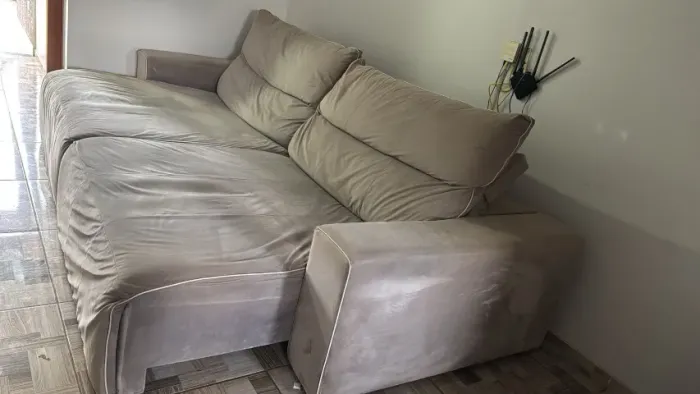 Vendo sofá espaçoso, fica 3 tamanho e 3 inclinação nas almofadas 45 9. *