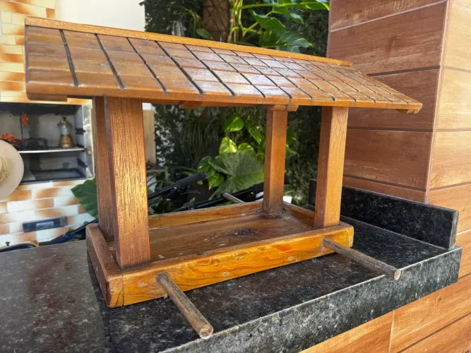 Casinha de Passarinho em Madeira para Decoração de Jardim Comedouro Pássaros Livres.
