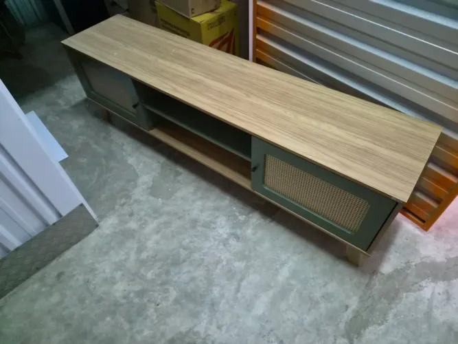Rack multifuncional com prateleiras e duas portas da Loja Madeira Madeira