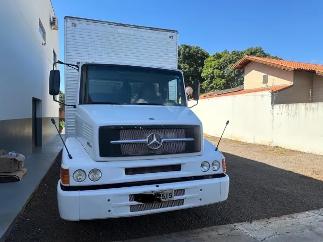 Caminhão Mercedes-Benz Baú L 1318
