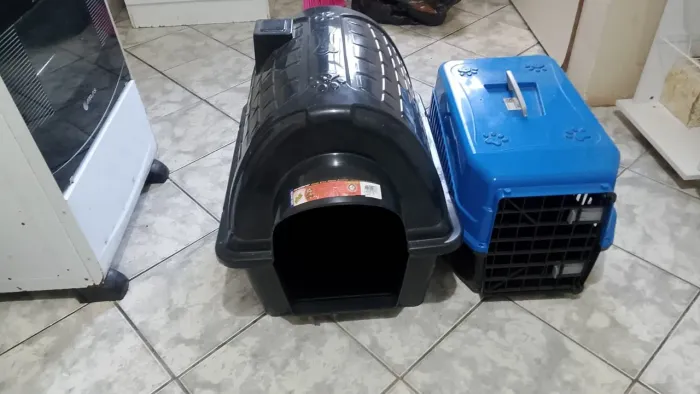 Vendo Casinha de cachorro e a caixa de transporte