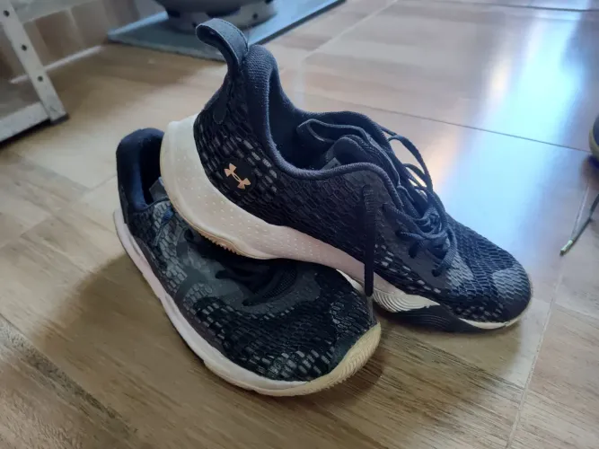Vendo 2 pares de tênis de basquete