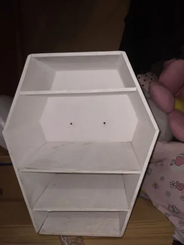 pratileira em forma de caixãozinho