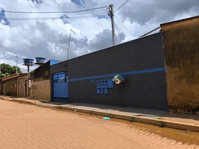 Casa com 1 quarto, Sala, Cozinha, banheiro, area de serviço e garagem