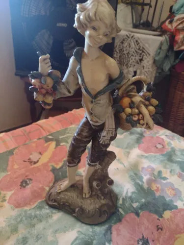 Antiga estatueta italiana. Menino vendedor de frutas em porcelana. Vintagydis anos 70. 28c