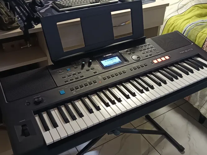 Teclado Arranjador Yamaha PSR-e473 - Completo com Acessórios