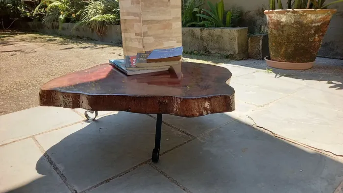 Mesa de Centro ou Lateral Rústica com acabamento resinado.