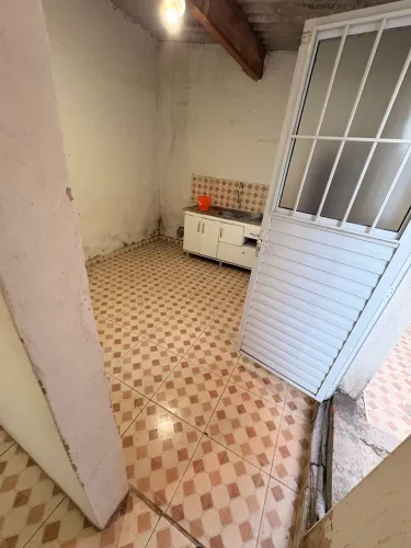 Aluga se uma casa de 2 cômodos e um banheiro, quintal.