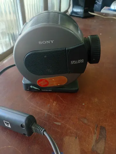 Projetor Sony CPJ-200 funcionando 
