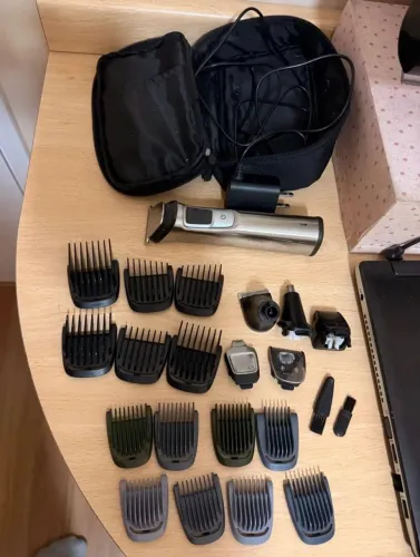 Barbeador Philips Norelco Multigroom Series 7000.