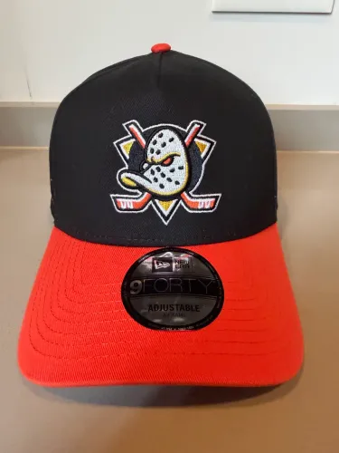 Boné New Era Anaheim Ducks 9forty 940 Nhl Team Logo Cor Preto