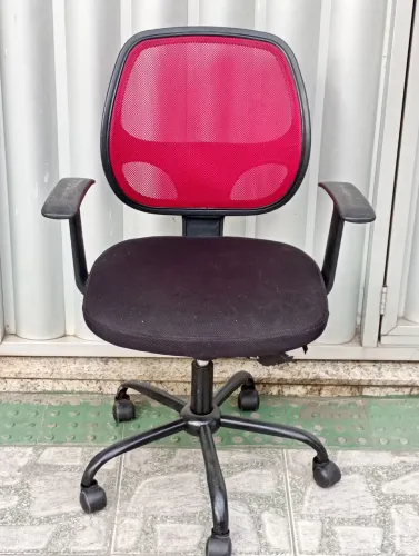 Cadeira de escritório giratória super conservada