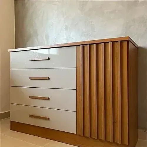 Comoda Guarani com porta ripada e 4 gavetas