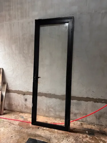 Vendo porta de alumínio e vidro de abrir esquerda