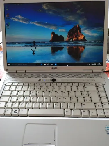 Dell Inspiron 1525 .