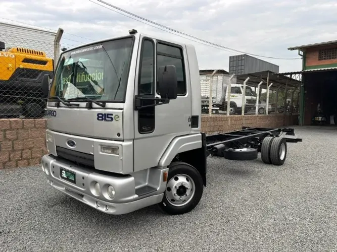 Ford Cargo 815 ano 2011