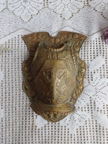 Escudo de bronze decorativo
