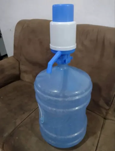 Galão de água + bomba