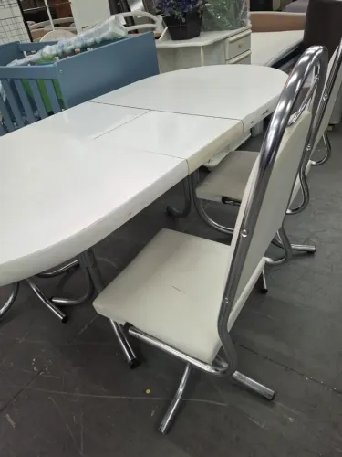 Mesa extensiva com 3 cadeiras giratórias