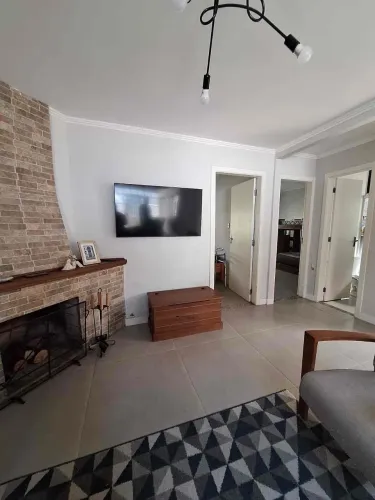 Casa à venda no Laranjal: 198m², 5 quartos (1 suíte), salas amplas, lareira, área gourmet,