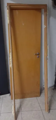 Porta de madeira com batente
