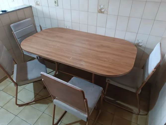 Mesa com 6 cadeiras