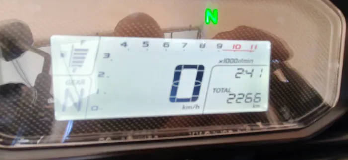 Moto com 2.200 km rodados moto muito nova 