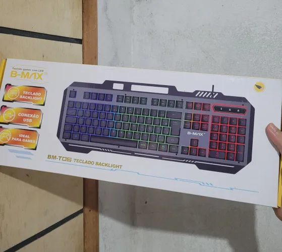 Teclado gamer RGB base metal