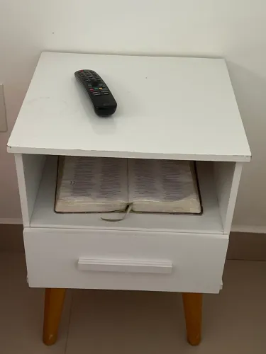 Mesinha de quarto- R$ 60,00 cada 