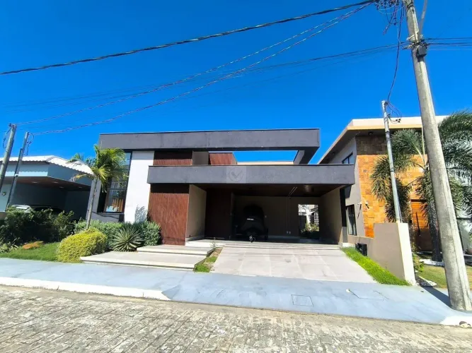 Sua casa dos sonhos a 200 metros da praia! Em condominio fechado.