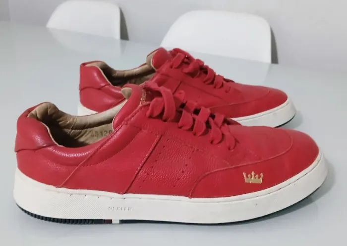 Vendo esse tenis da OSKLEN em couro legítimo...original pouco uso num 37 vermelho