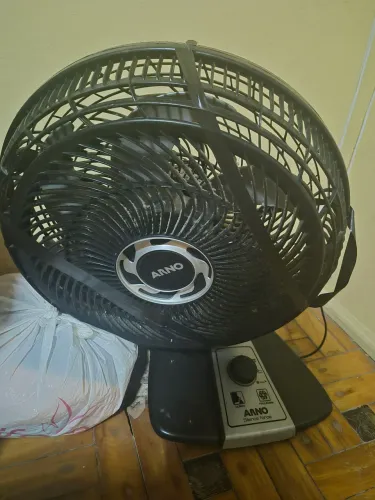 Ventilador arno com carcaça quebrada.