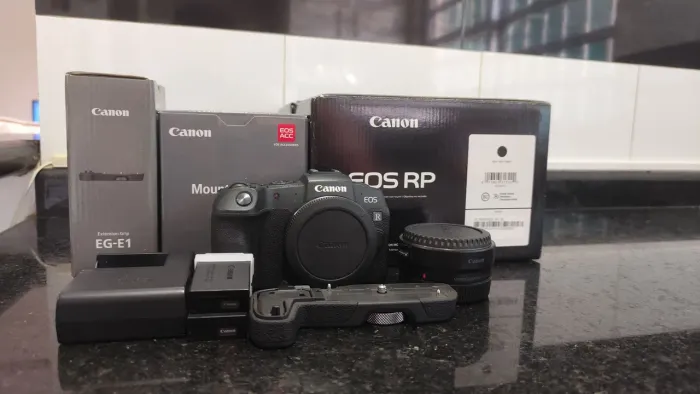 Canon EOS RP + Adaptador EF-EOS R + Grip + Extras