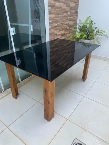 Mesa madeira e tampo de vidro