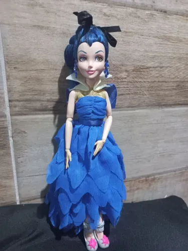 Boneca Evie do filme Descendentes da Disney, produzida pela Hasbro.
