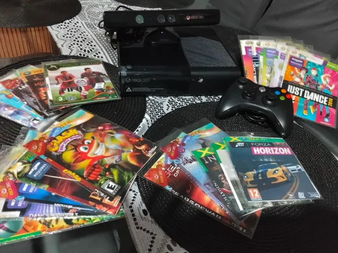 Xbox 360 super slim desbloqueado impecável com 1 controle com fio + Kinect e vários jogos 