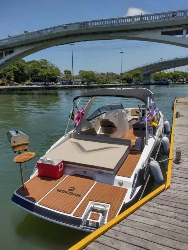 Lancha (25 pés) - Ventura V250 motor Volvo Penta 