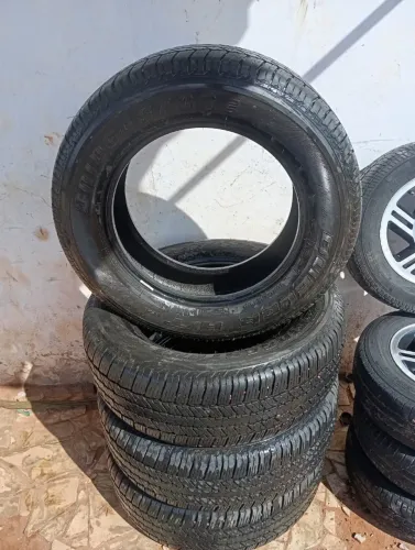 Quatro pneus 265/60 r18 semi-novo