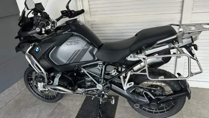 Vende-se BMW R1250GS Adventure Triple Black Option 719, 2024, com apenas 7.000 km