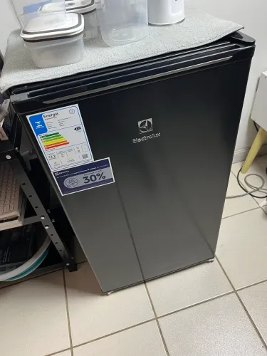 Frigobar Electrolux 90L Preto (quase novo)