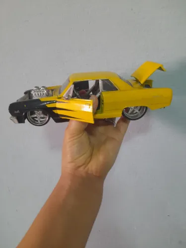 Carrinho em Metal Escala 1:24