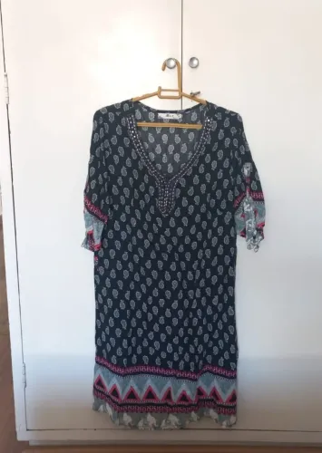 Vestido boho preto étnico com predarias completas e bordados