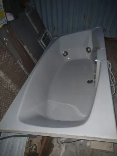 Vendo uma banheira de hidromassagem