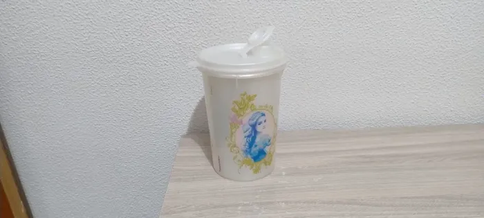 Tupperware Cinderela Jarra 1 litro.<br><br>Nova, sem uso<br><br>Whatsapp *
