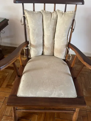 Cadeira antiga de madeira maciça